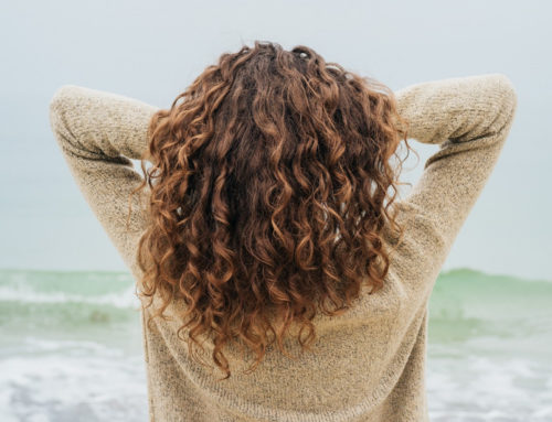 Capelli Ricci Secchi e Sfibrati? Ecco Come Ripararli e Rimetterli in Forma Dopo l’Estate