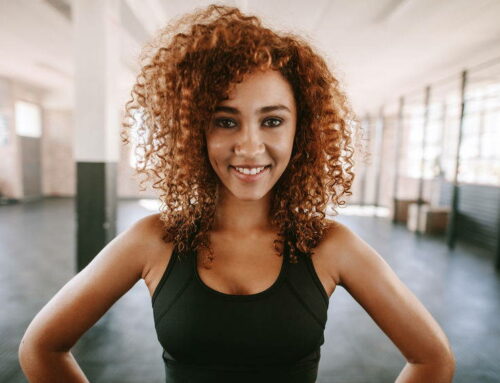 Capelli Ricci e Sport: Come Gestire la Tua Chioma Durante L’attività Fisica