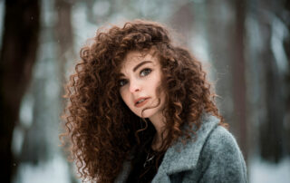 Colore castano e i suoi riflessi per valorizzare i capelli ricci