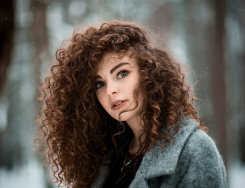 Colore castano e i suoi riflessi per valorizzare i capelli ricci